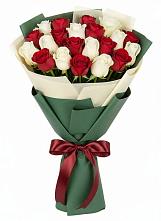 Букет Микс из красных и белых роз в Вырубово