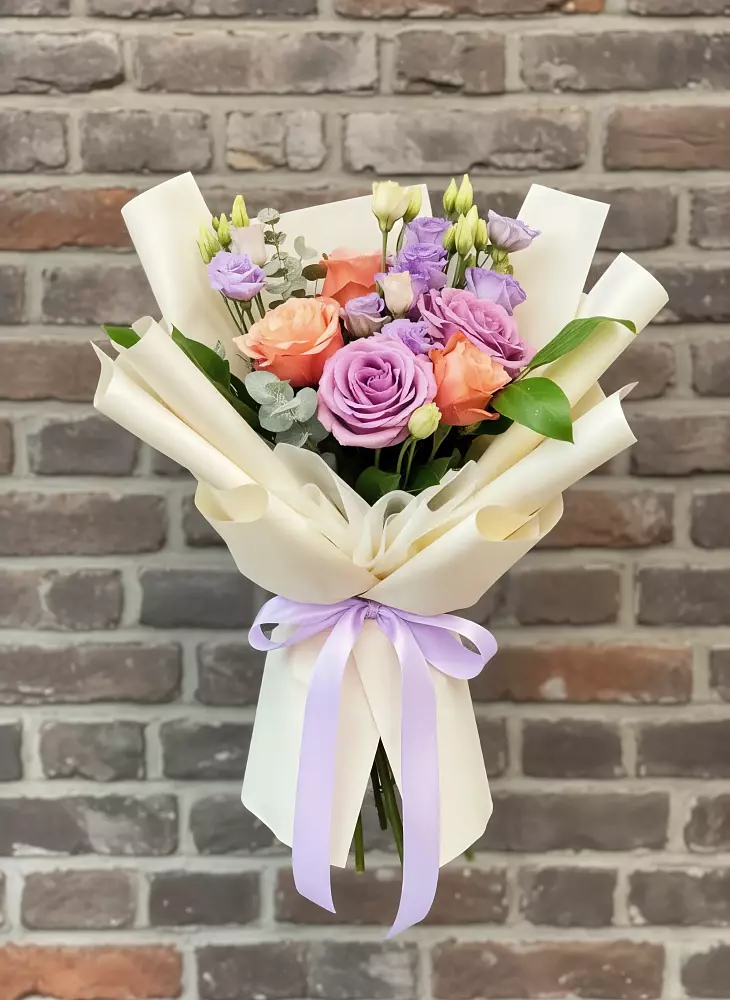 Букет цветов из: Лизиантусы и Розы в Вырубово