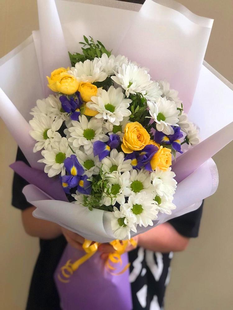 Букет цветов из: Ирисы, Хризантемы и Розы в Вырубово
