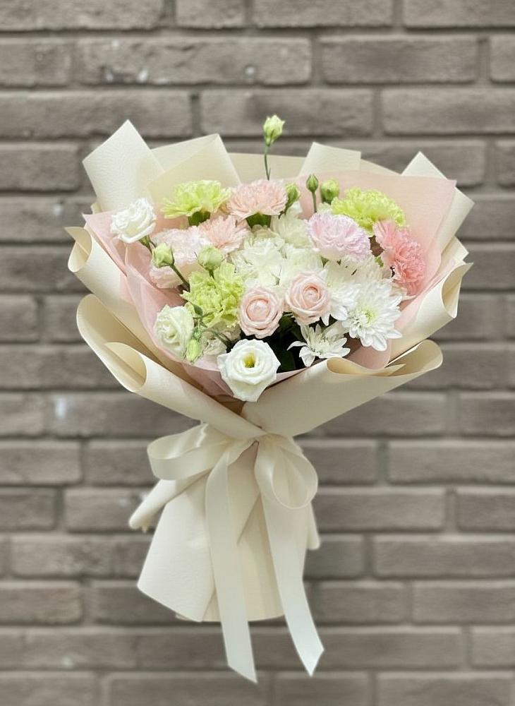 Букет цветов из: Гвоздики, Розы, Лизиантусы и Хризантемы в Вырубово