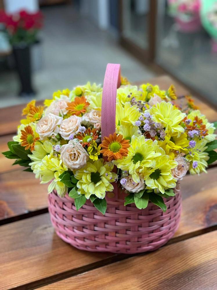 Цветочная композиция из Хризантемы и Розы в корзине в Вырубово