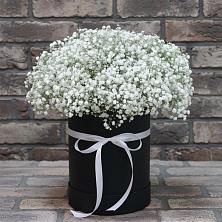 Цветочная композиция из Гипсофила в шляпной коробке в Вырубово